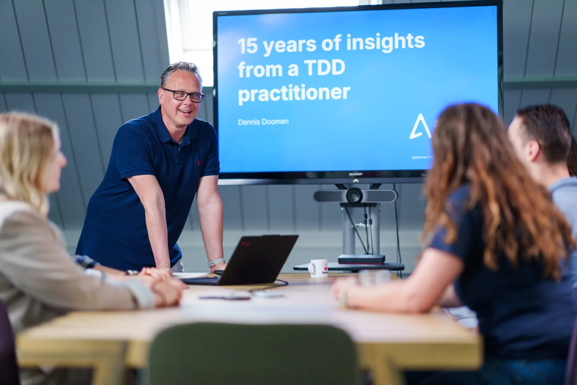 Dennis Doomen presenteert aan Aviva collega's.