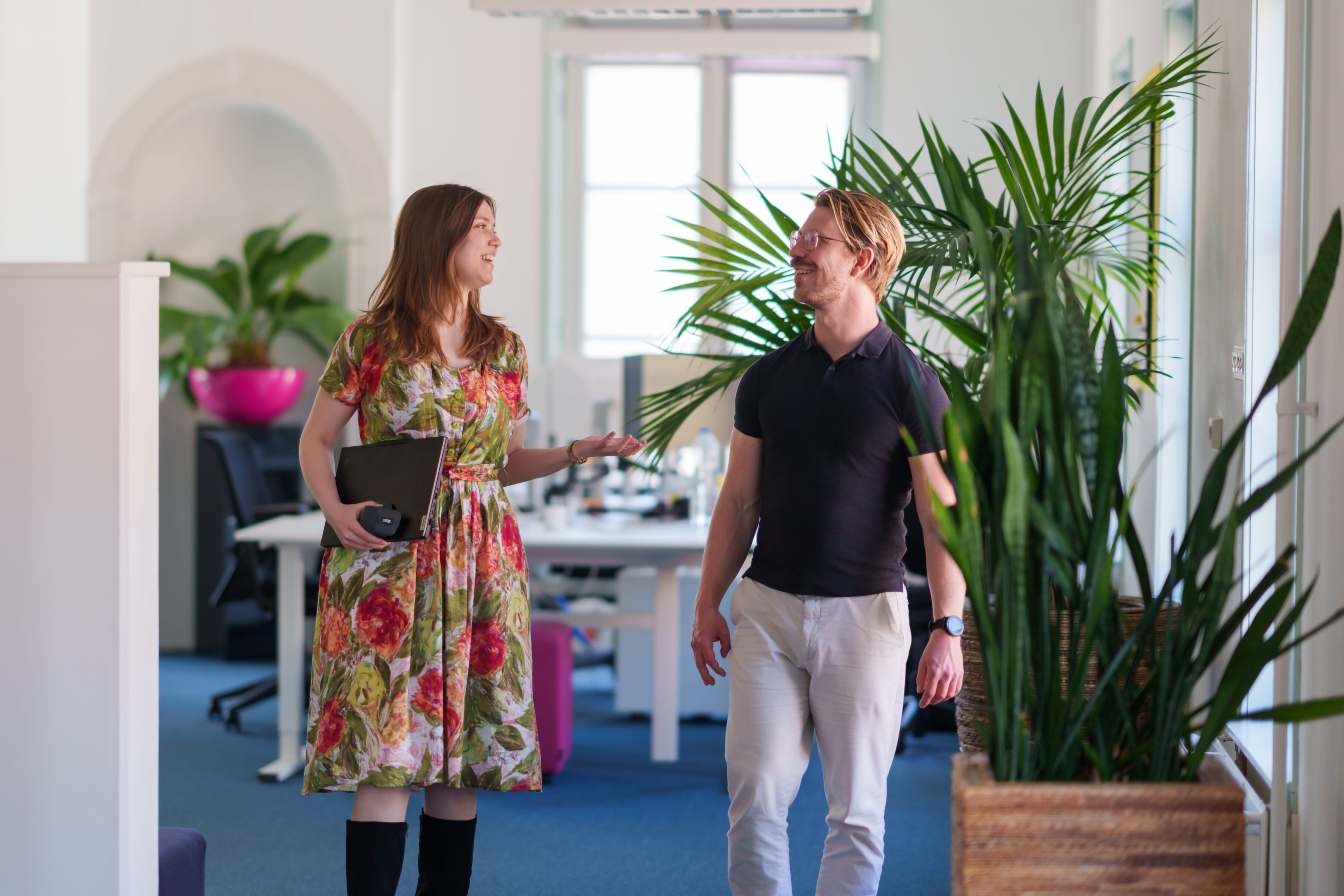Collega's kletsen op kantoor