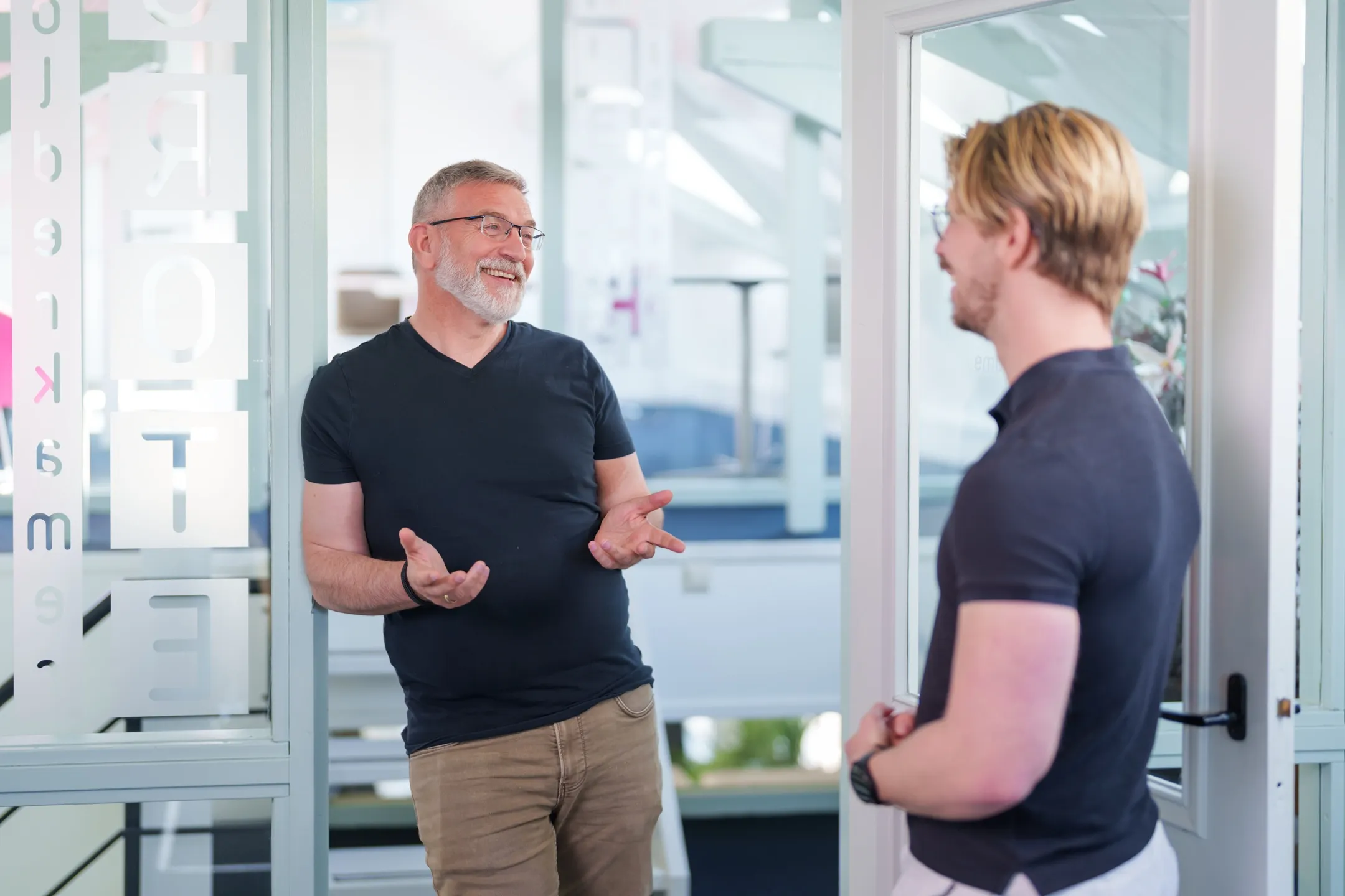 Collega's kletsen op kantoor
