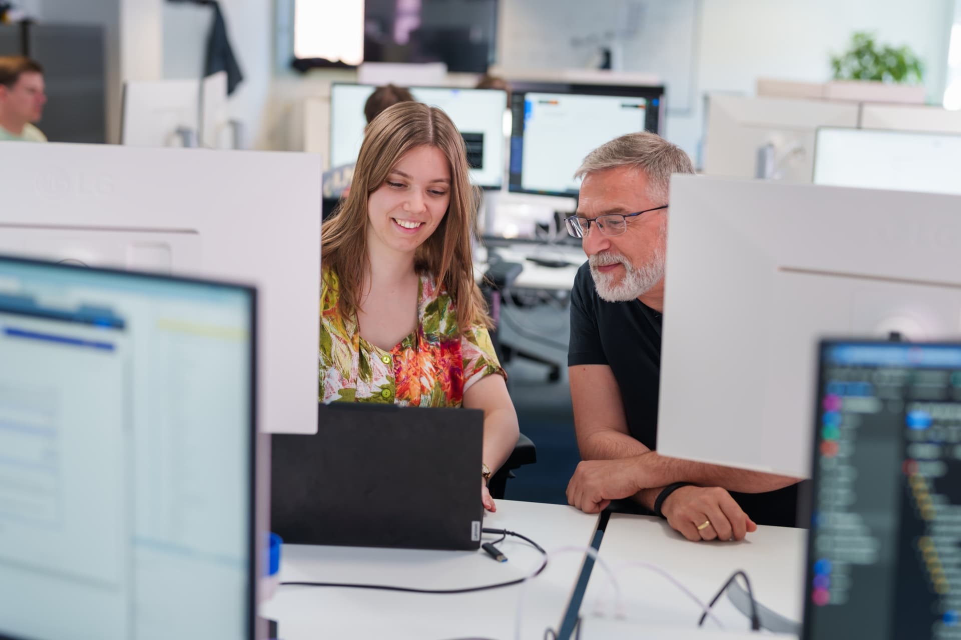 Tara Huisman en Ronald van Leeuwen in overleg.