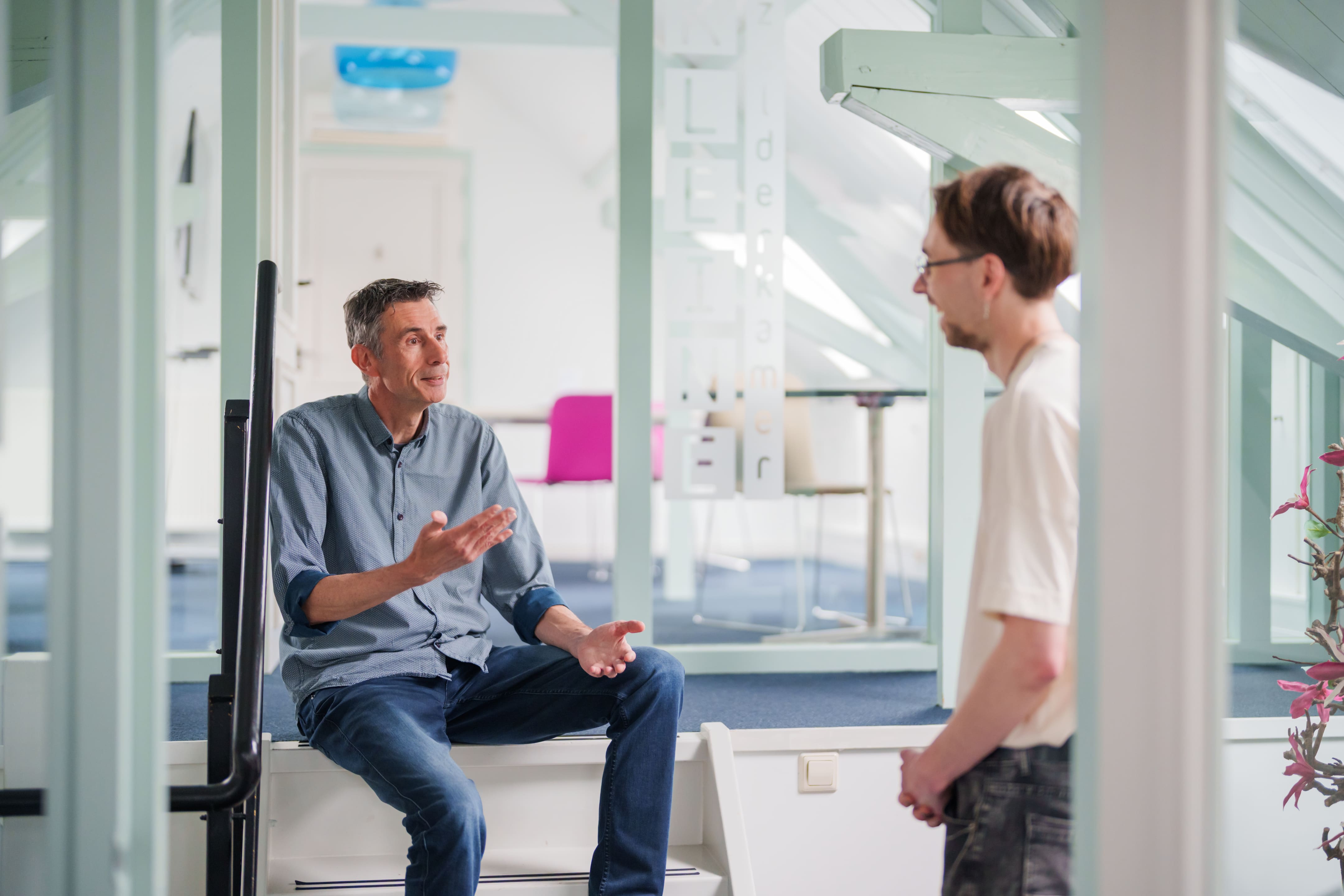 Collega's kletsen op kantoor
