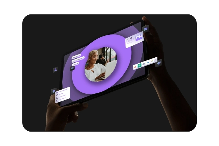 Twee handen die een tablet omhoog houden, met daarop de Contentstack applicatie.