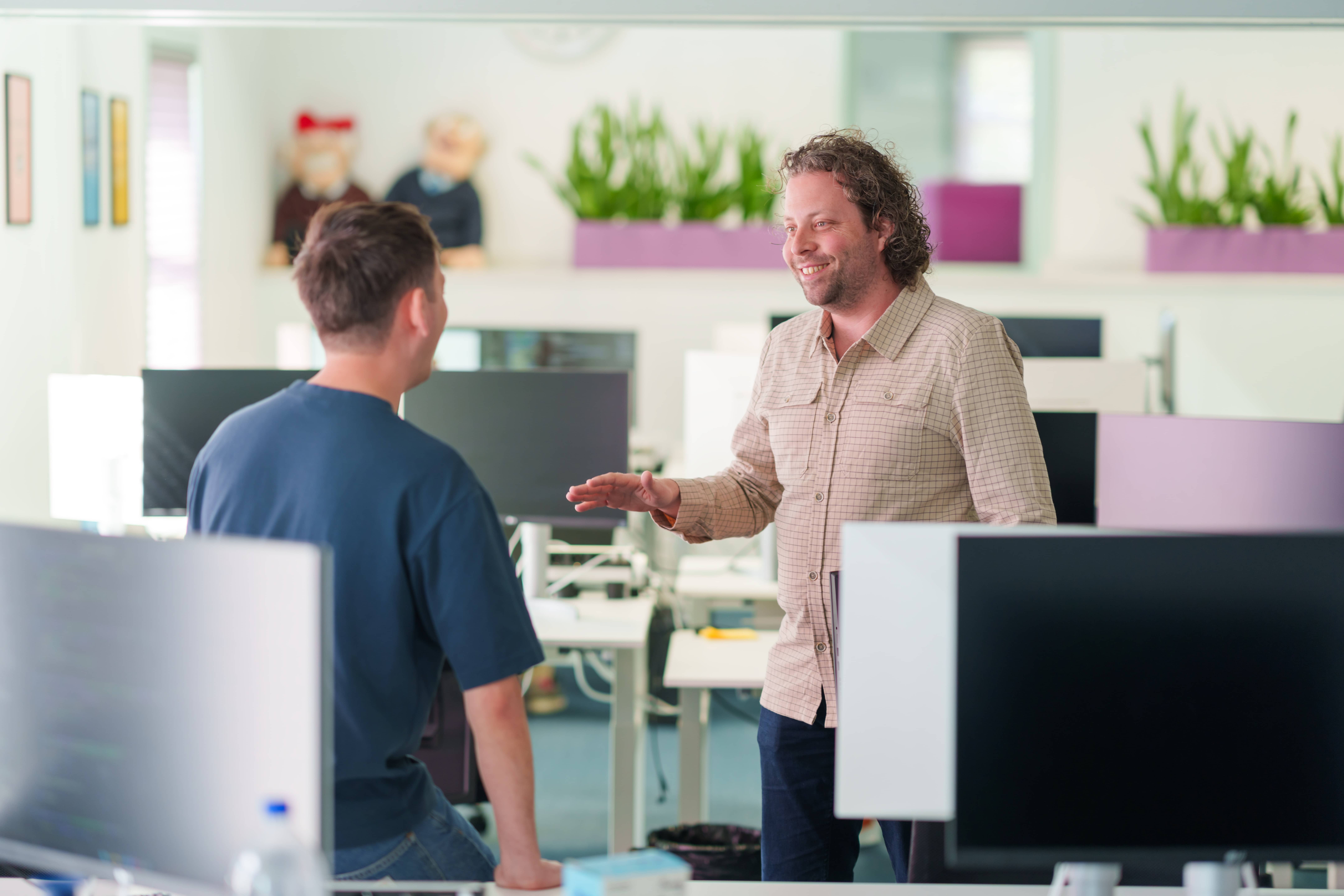 Collega's kletsen op kantoor