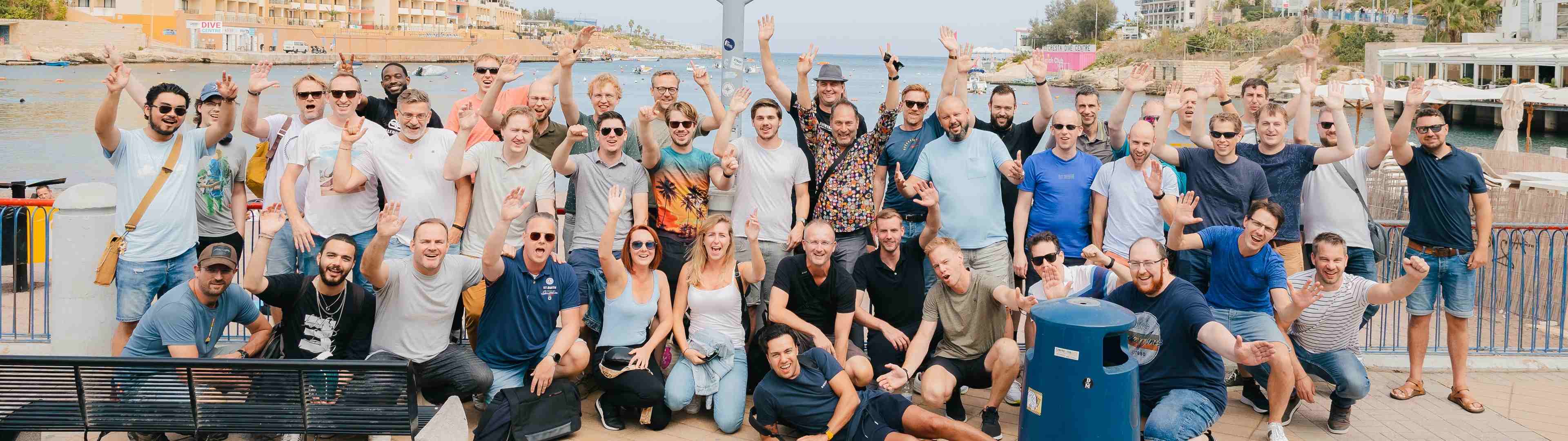 Een teamfoto van Aviva Solutions, genomen in Malta 2022