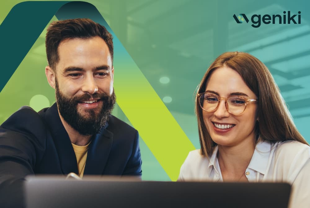 Twee personen die samen achter een laptop zitten.