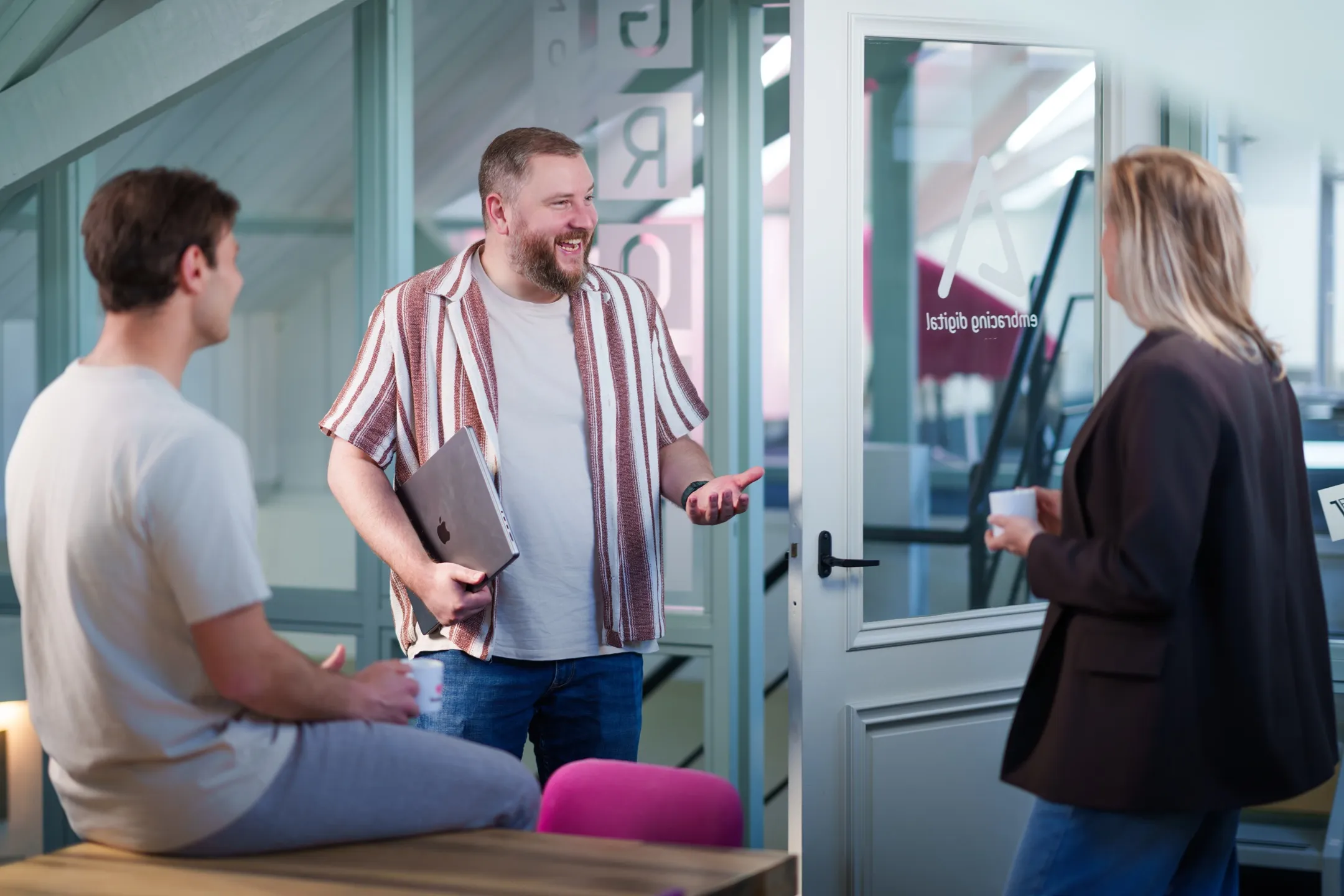 Collega's kletsen op kantoor